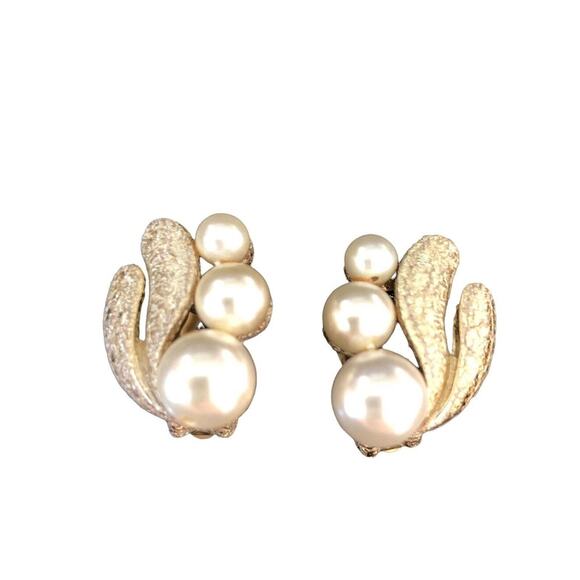 Signed Coro Faux Pearl & Textured Gold Tone Metal Leaf Nature Huggie Earrings - Picture 4 of 12